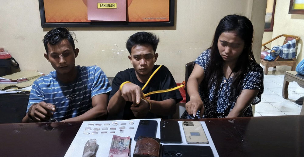 Wanita Merogoh Bra di Kebun Sawit Lalu Keluar 15 Paket Sabu-sabu, Trio Ini Pun Ditangkap 