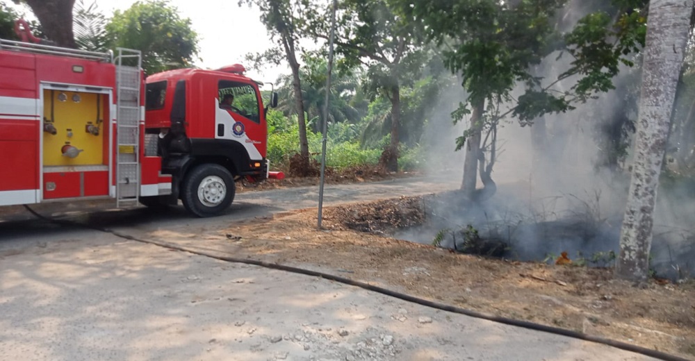 Mencekam! Api Mengamuk di Tengah Kota Sampit, Warga Berjibaku Padamkan Kobaran