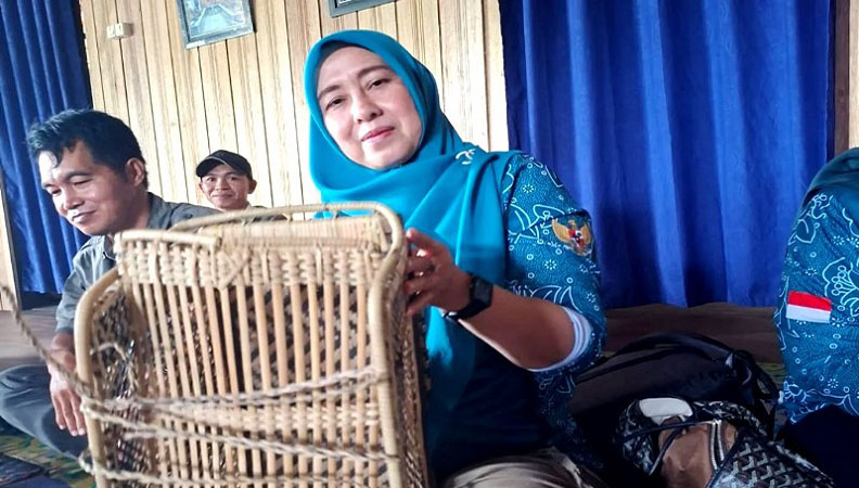 Ketua TP PKK Dorong Pelestarian Anyaman Rotan Desa Tambaba Jadi Produk Unggulan
