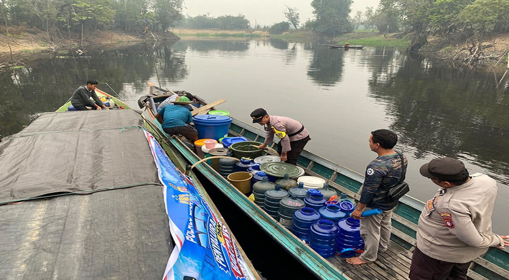 Telusuri Sungai Gunakan Kelotok, Polres Barsel Distribusikan Air Bersih untuk Warga Dusun Hilir