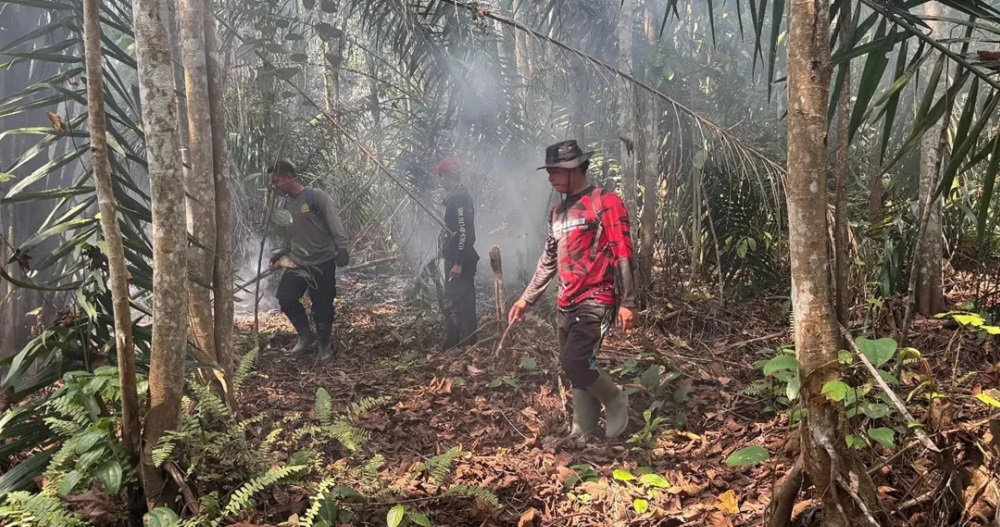 Tempuh Jarak 30 Km, Gerak Cepat Polsek Montallat Padamkan Karhutla 1 Hektare di Desa Ruji