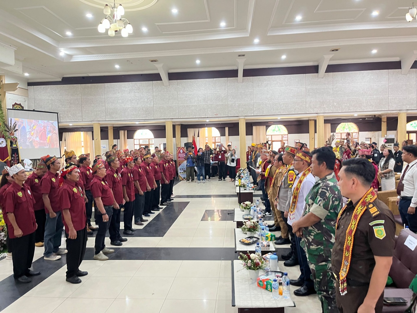 Pengukuhan DAD Barito Timur, Hengky A. Garu Tekankan Kedaulatan Adat Dayak