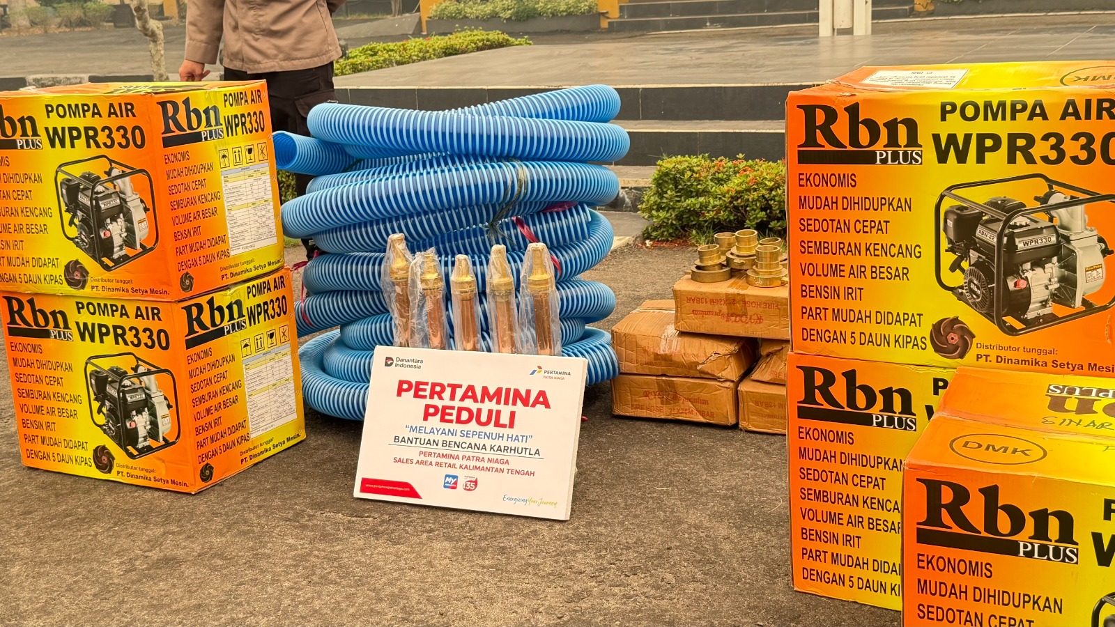 Pertamina Salurkan Lima Set Pompa Dukung Petugas dan Relawan Padamkan Karhutla