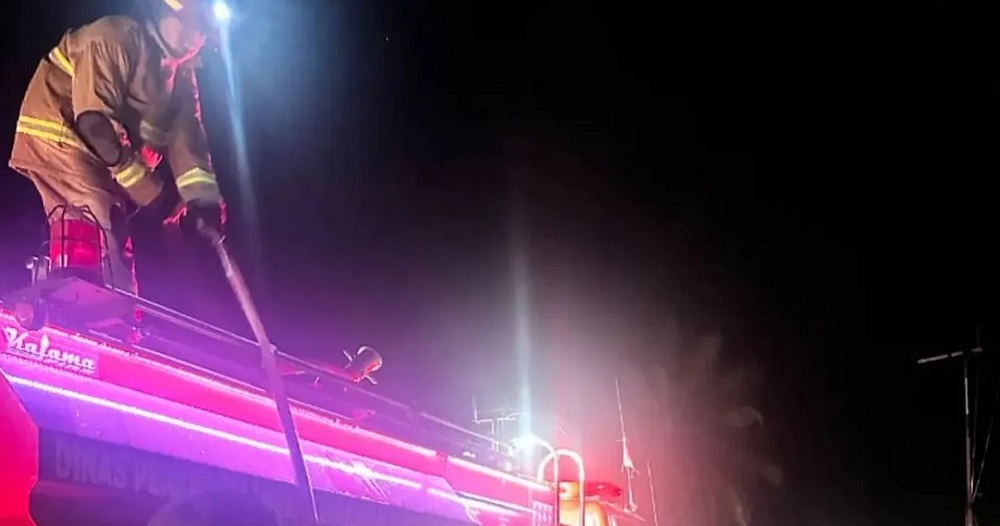 Malam Membara di Waru, Posko Damkar Hanya Butuh Waktu 15 Menit Padamkan Api