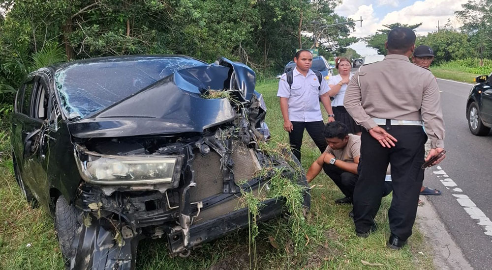Diduga Akibat Microsleep, Toyota Innova Seruduk Bak Traktor di Jalan Tjilik Riwut