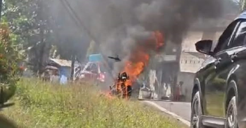 Dalam Waktu Sekejap, Motor di Parenggean Ini Berubah Jadi Bangkai, Inikah Pemicunya?
