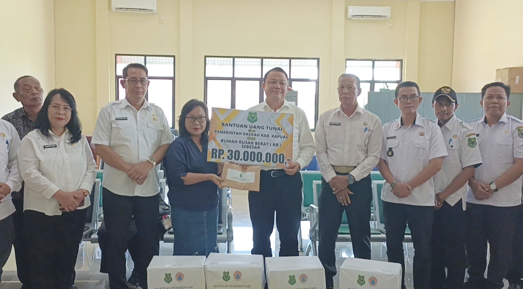 Pemkab Kapuas Serahkan Bantuan bagi Korban Kebakaran dan Puting Beliung