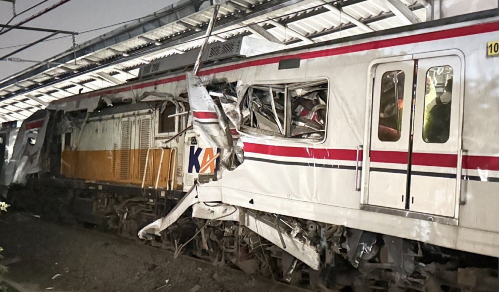Baru Saja! KA Argo Bromo Anggrek Tabrak KRL di Stasiun Bekasi Timur, Banyak yang Terluka