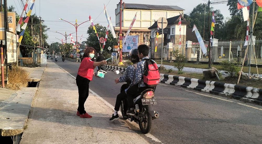 Cegah ISPA Akibat Kabut Asap, PMI Barito Timur Bagikan Masker untuk Warga Tamiang Layang