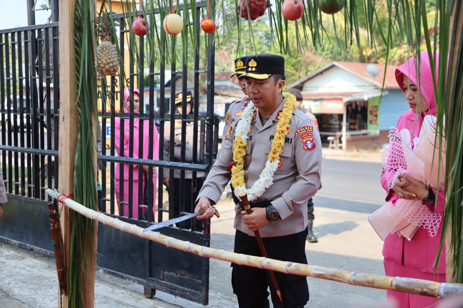 AKBP Iqbal Sengaji Pimpin Polres Barito Timur Disambut Tradisi Potong Pantan