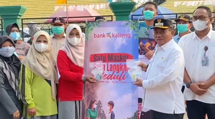 Bank Kalteng Bagikan Masker serta Vitamin Kepada Masyarakat dan Pelajar Bersama Pemkab Kapuas