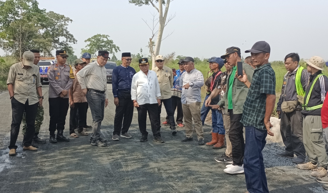 Tinjau Pembangunan Jalan Saka Tamiang - Mandomai, Begini Harapan Bupati Wiyatno