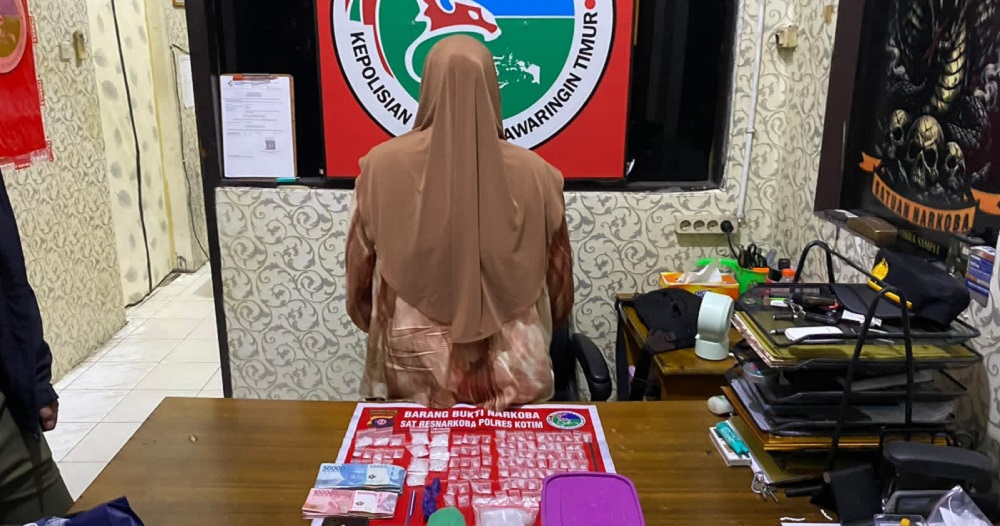 Mengejutkan! Emak-emak di Sampit Dicokok Polisi, Barang Buktinya Ratusan Paket Sabu-sabu