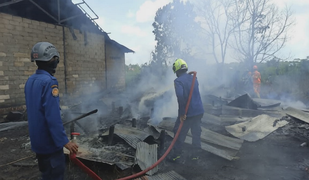 Kebakaran Mencekam di Baaman, Untung Satu Bangunan Berhasil Diselamatkan