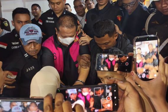 Baru Setahun Tumbang di Pilkada, Mantan Gubernur Ini Sudah Kenakan Rompi Pink