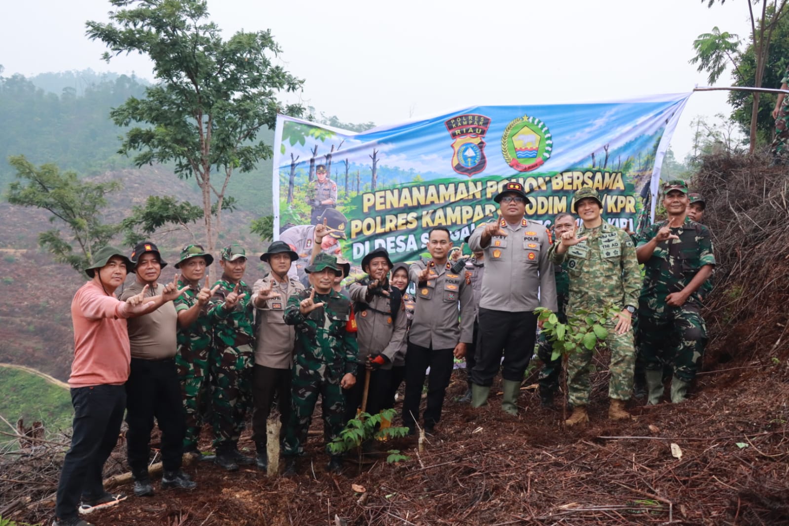 Tempuh 50 Km Selama 5 Jam, Polisi-TNI Hijaukan Lahan Bekas Kebakaran di Kampar