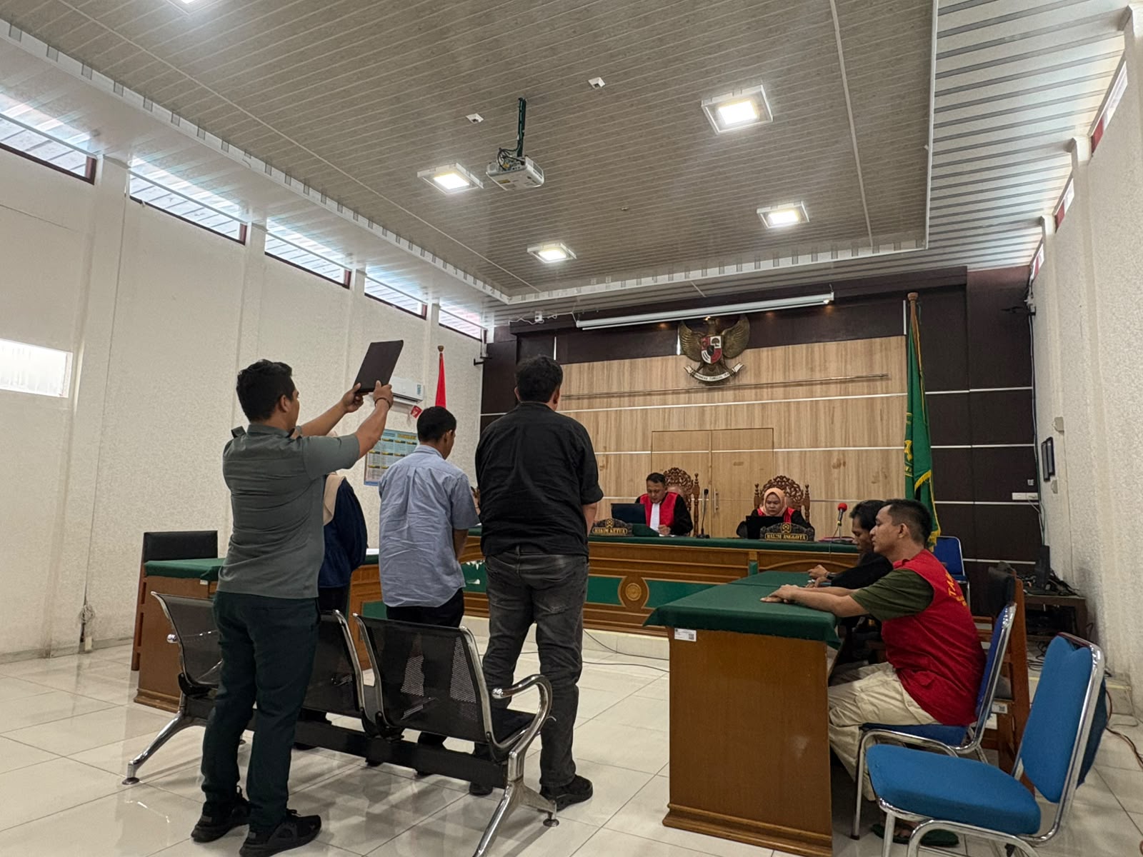 Detik-detik Ketua RT di Bengkalis Dipukul hingga Pingsan Terungkap di Sidang, Ada CCTV