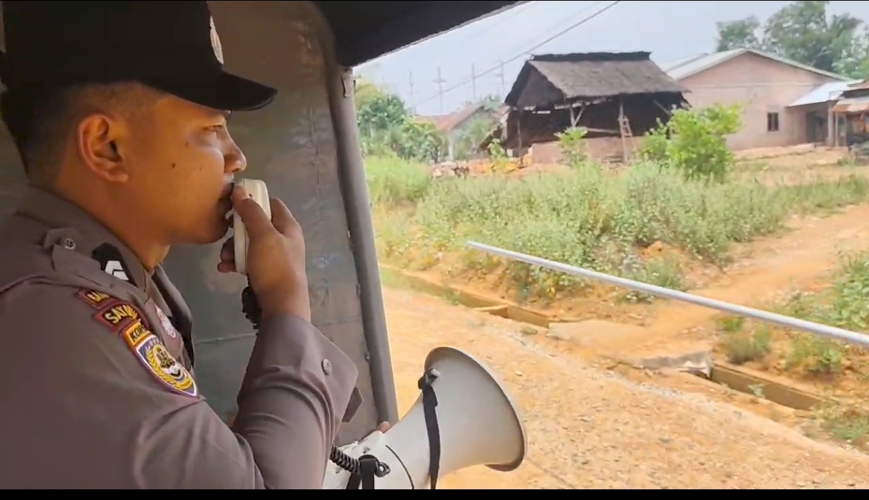 Polres Rohil Keliling Pakai Pengeras Suara Ingatkan Warga Tak Bakar Lahan