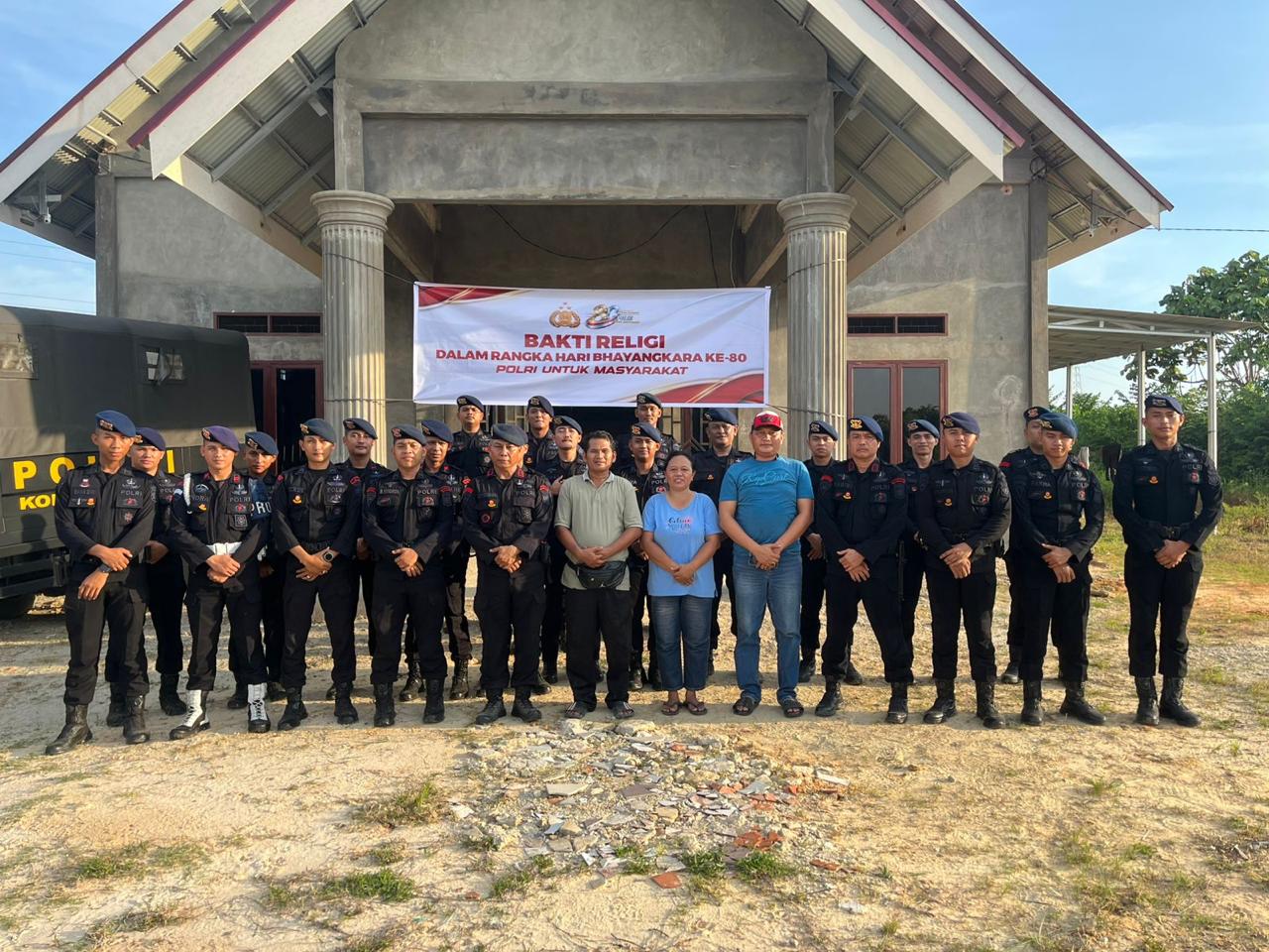 Sambut HUT Bhayangkara ke-80, Brimob Riau Gelar Bakti Religi di GPIN Anugrah Pekanbaru