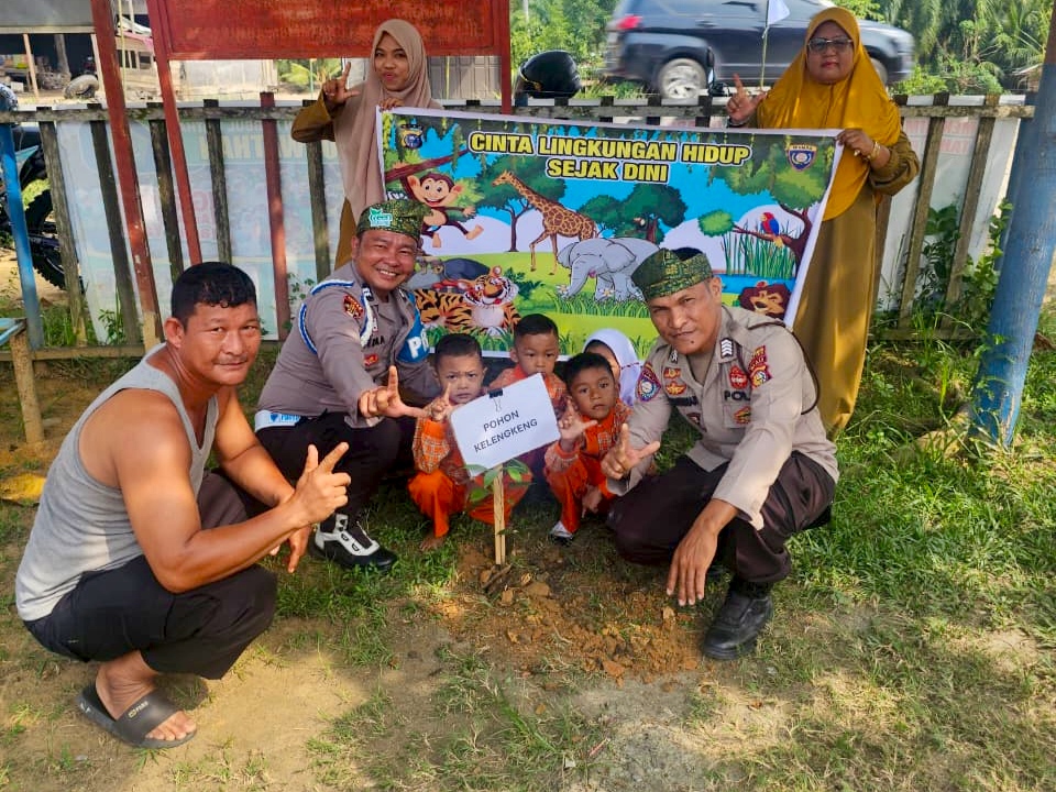 Jaga Lingkungan Sejak Dini, Polsek Rimba Melintang Green Policing di  TK Samins Kids Rohil