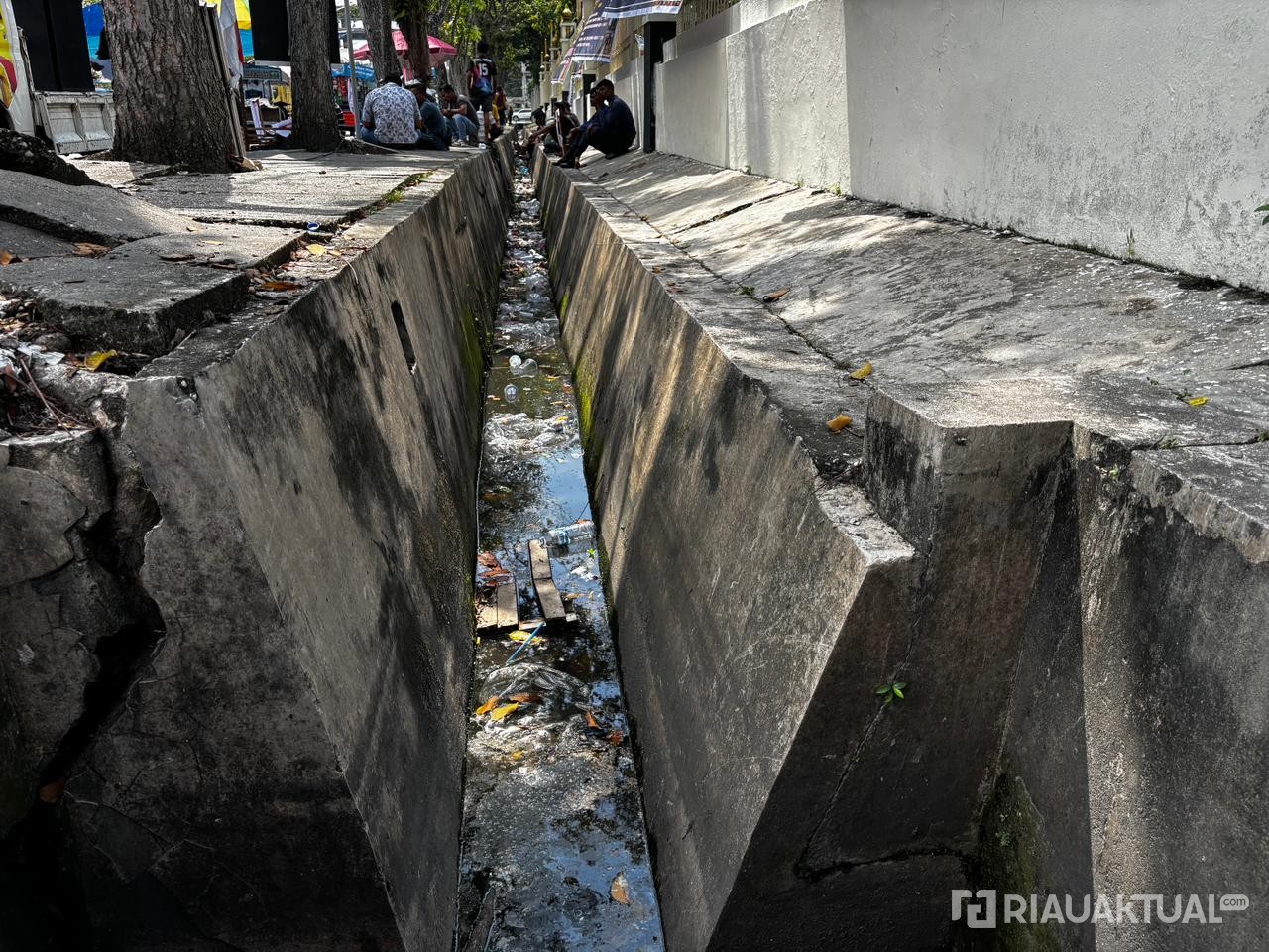 Hari Kedua Aksi, Sampah Berserakan di Sekitar Kantor Gubernur Riau 