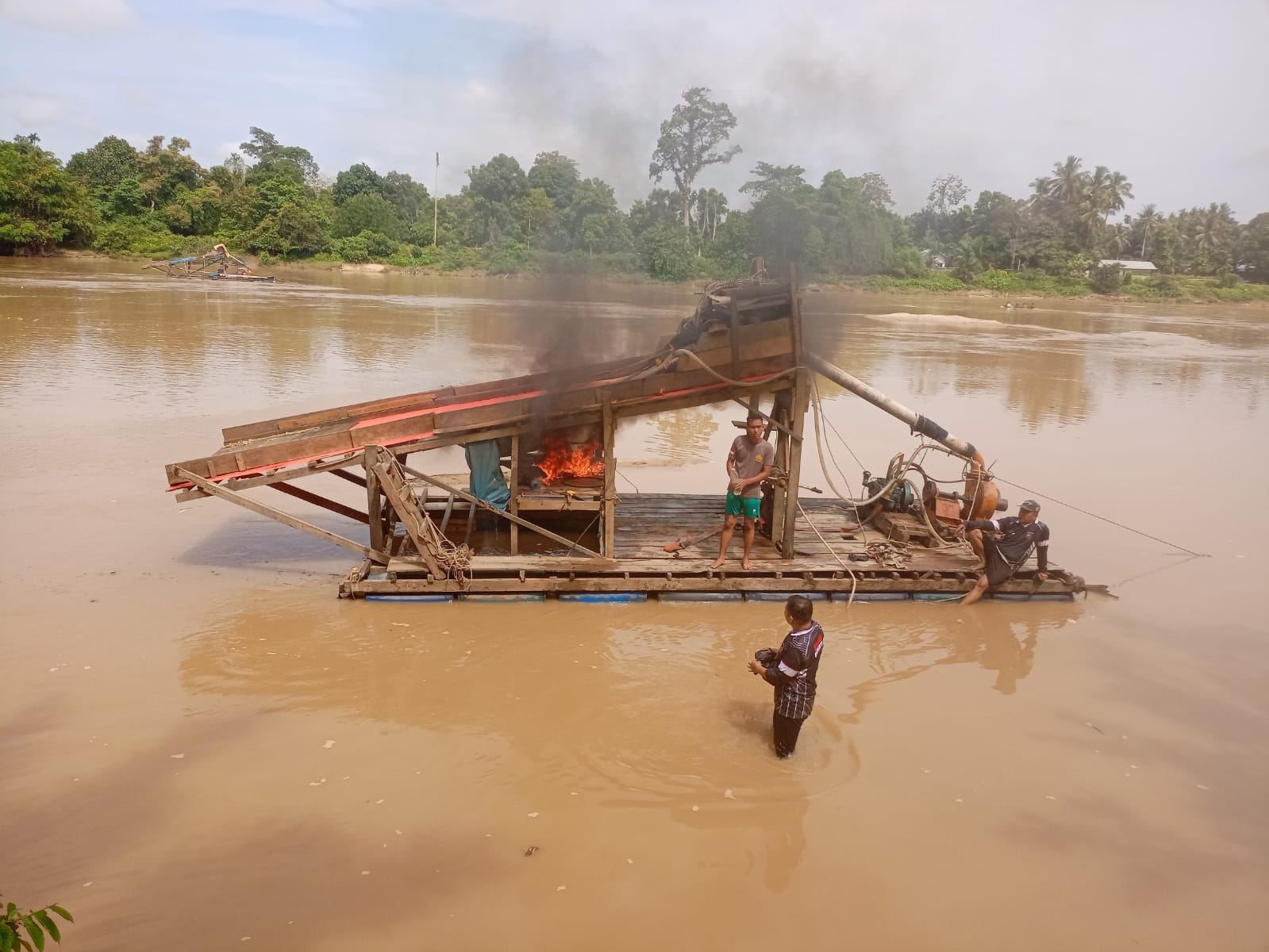 Polsek Cerenti Tertibkan PETI di Sungai Kuantan, 20 Rakit Dimusnahkan