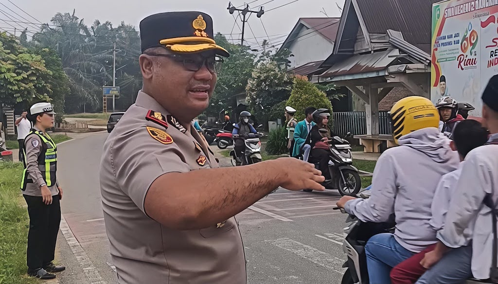  Kapolres Kampar Turun ke Jalan, Atur Lalu Lintas di Depan Sekolah