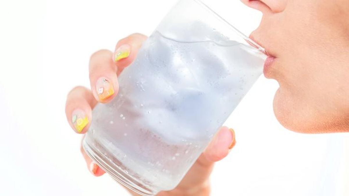 Minum Air Dingin setelah Makan, Benarkah Bisa Ganggu Pencernaan?