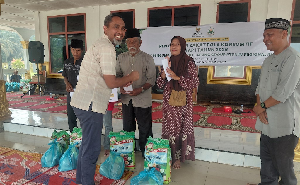 PKS Sei Tapung Salurkan Zakat untuk Warga Rohul