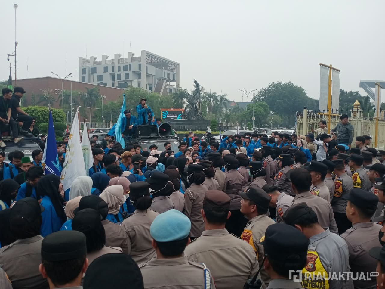 Mahasiswa Demo di Kantor Gubernur Riau, Soroti Kabut Asap dan Karhutla