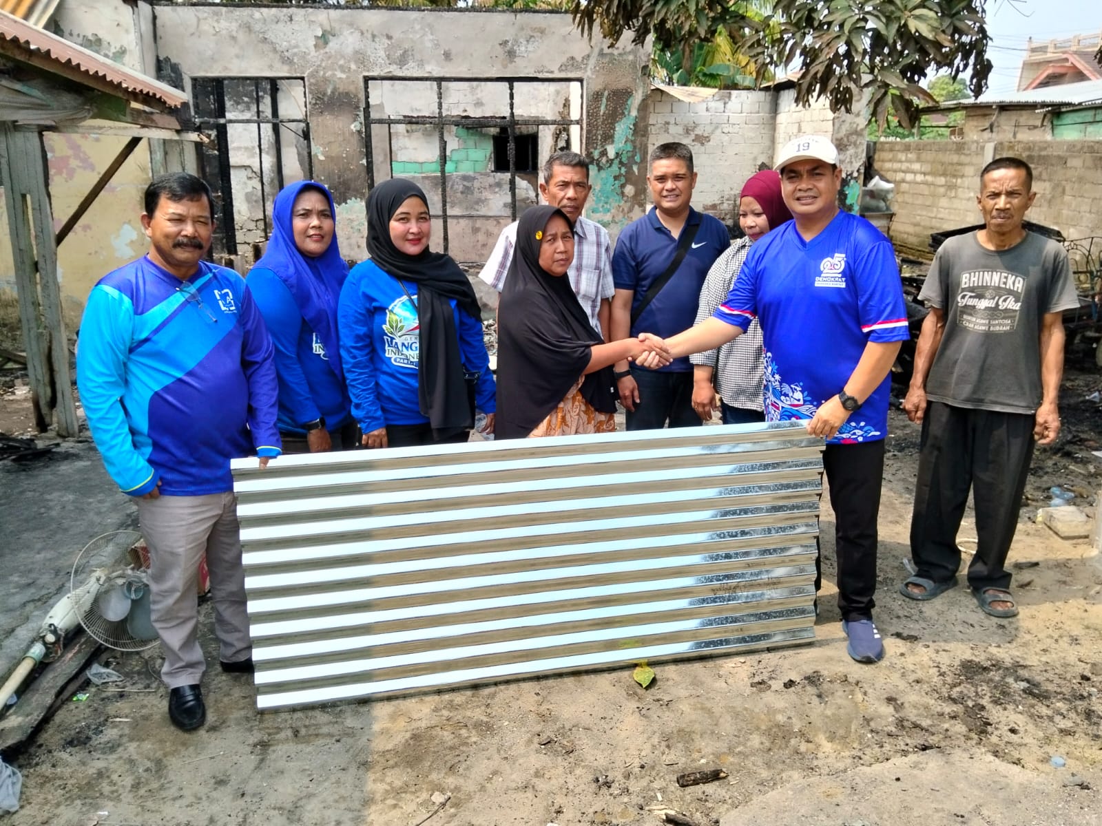 Rumah Lansia di Air Molek Dilalap Api, Demokrat Inhu Berikan Bantuan