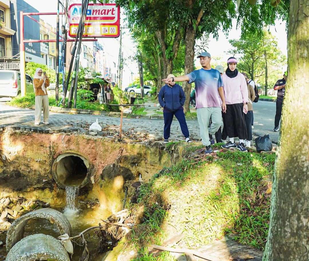 Jaga Kawasan Tetap Bersih, Wako Pekanbaru dan Pasukan Kuning Turun Goro di Arifin Ahmad 