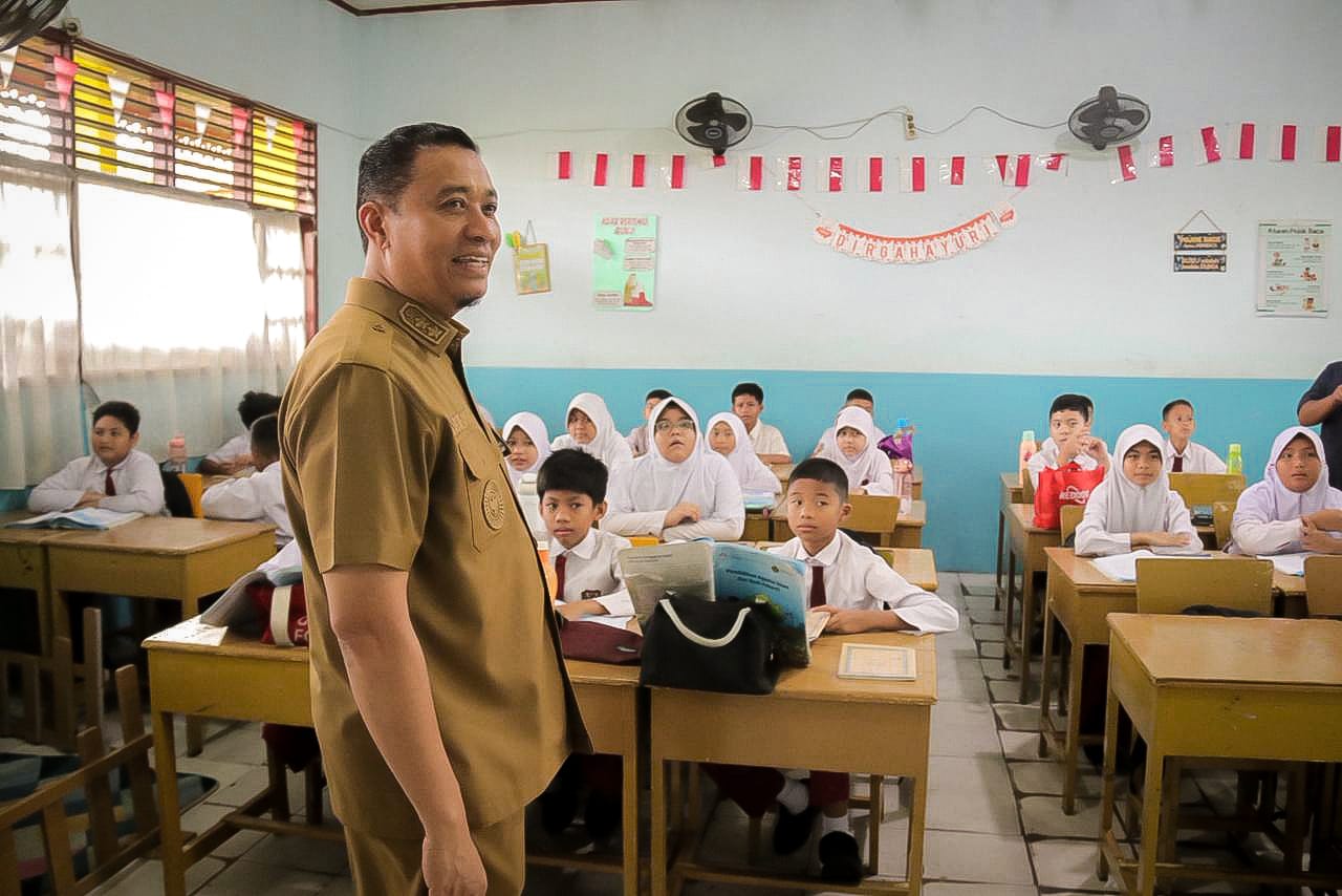 Wawako Pekanbaru Tinjau Pelaksanaan TKA SD, Pastikan Berjalan Lancar