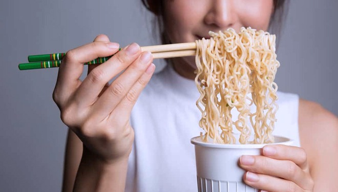 Makan Mie Instan Bikin Usus Lengket hingga Usus Buntu, Apa Iya?