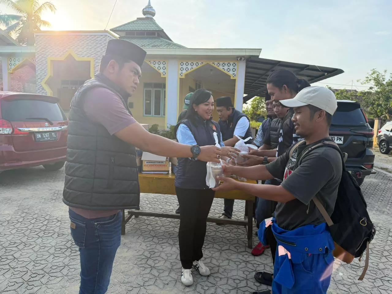 Tebar Kepedulian, Satresnarkoba Polres Rohil Bagikan 75 Paket Takjil