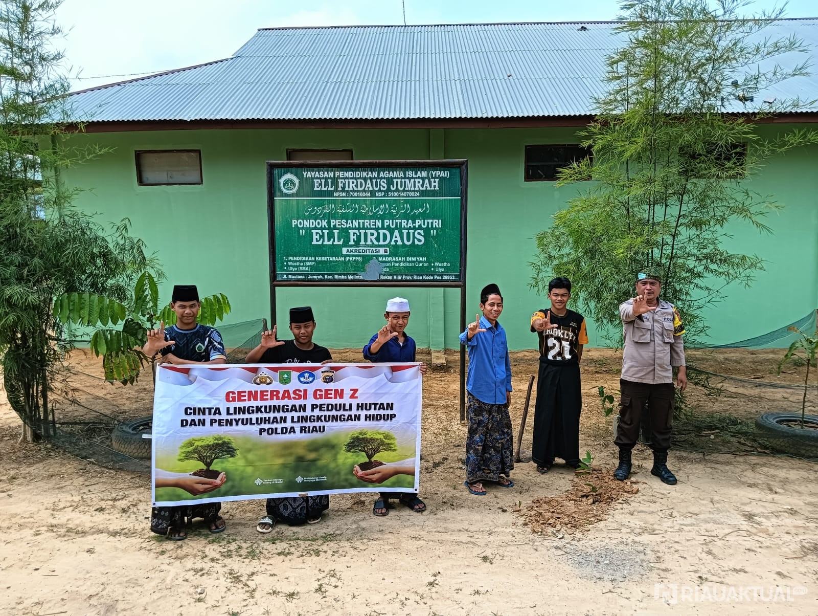 Green Policing di Rohil, Polsek Rimba Melintang Tanam Dua Bibit Mahoni di Ponpes El Firdaus