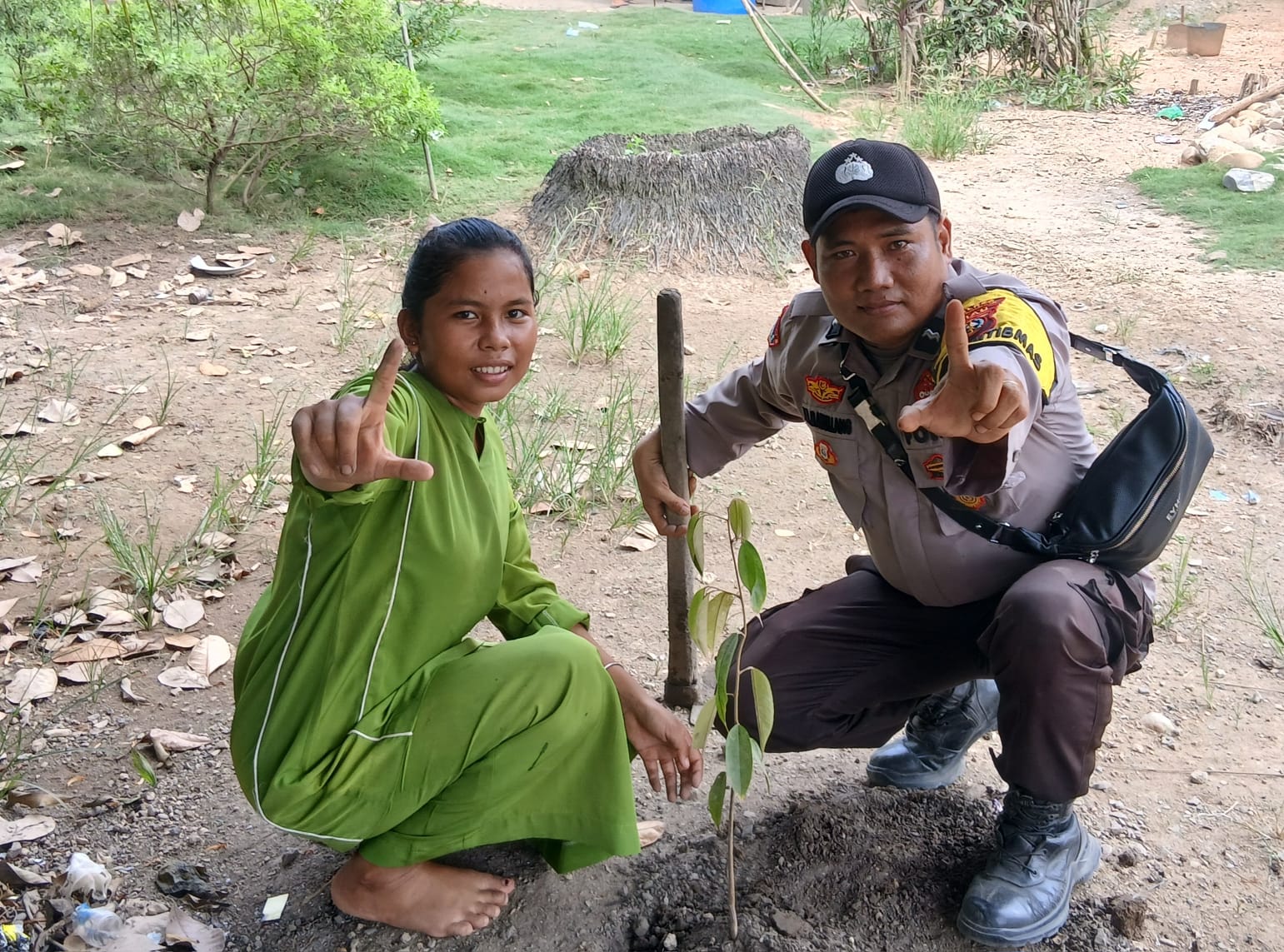 Polsek Bangko Pusako Tanam Pohon Durian, Sosialisasikan Green Policing Kapolda Riau