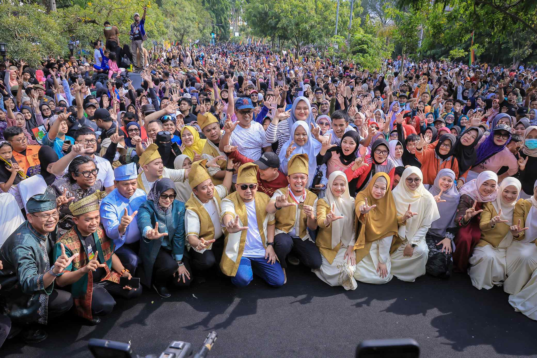 Talam Durian Sukses Masuk MURI, Andre Rosiade dan Wako Agung Berangkatkan 2 Warga Pekanbaru Umroh 