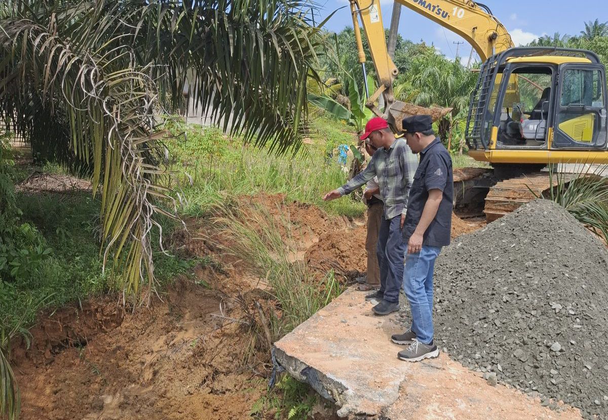 Laksanakan Instruksi Plt Gubri, PUPR PKPP Perbaiki Jalan Putus Lipat Kain-Lubuk Agung