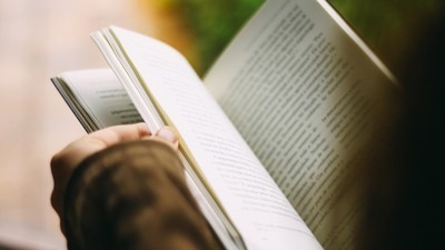 Viral Joki Baca Buku, Bayar Rp1,6 Juta Biar Kelihatan Intelek