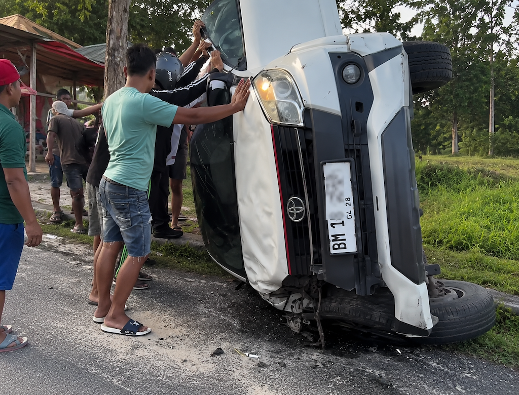 Toyota Rush Terguling di Jalan Naga Sakti Pekanbaru, Diduga Hilang Kendali