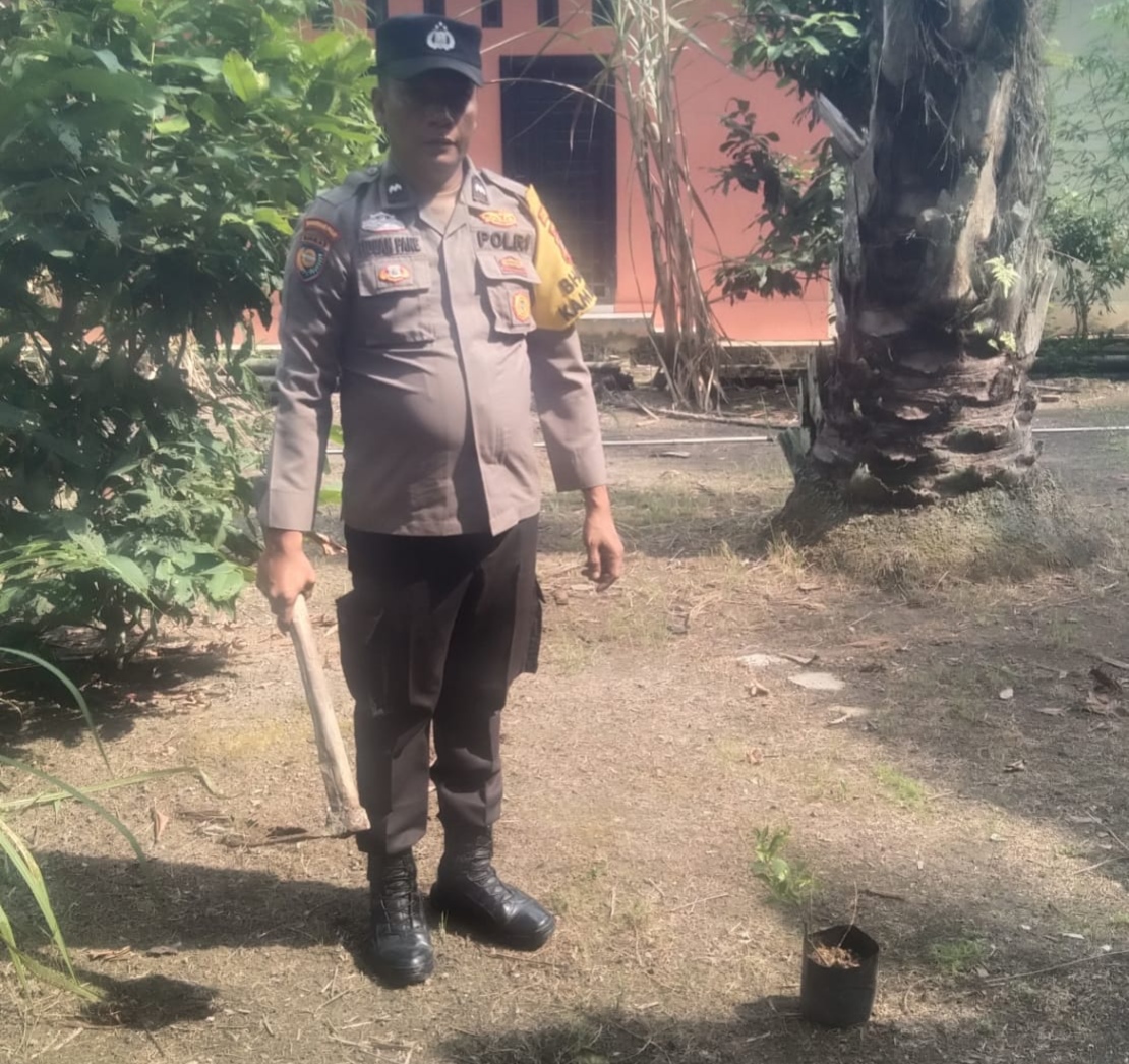 Dukung Green Policing Kapolda Riau, Polisi dan Warga Bangko Mas Raya Tanam Bibit Pohon