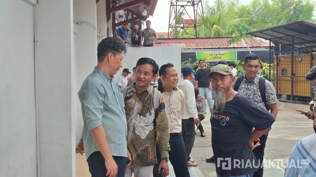 SF Hariyanto Jadi Saksi, Ruang Sidang Abdul Wahid Dipadati Massa dan Pejabat BUMD