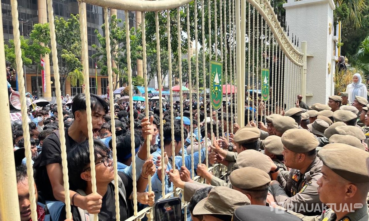 Unjuk Rasa Mahasiswa Unri Diwarnai Aksi Saling Dorong dengan Aparat