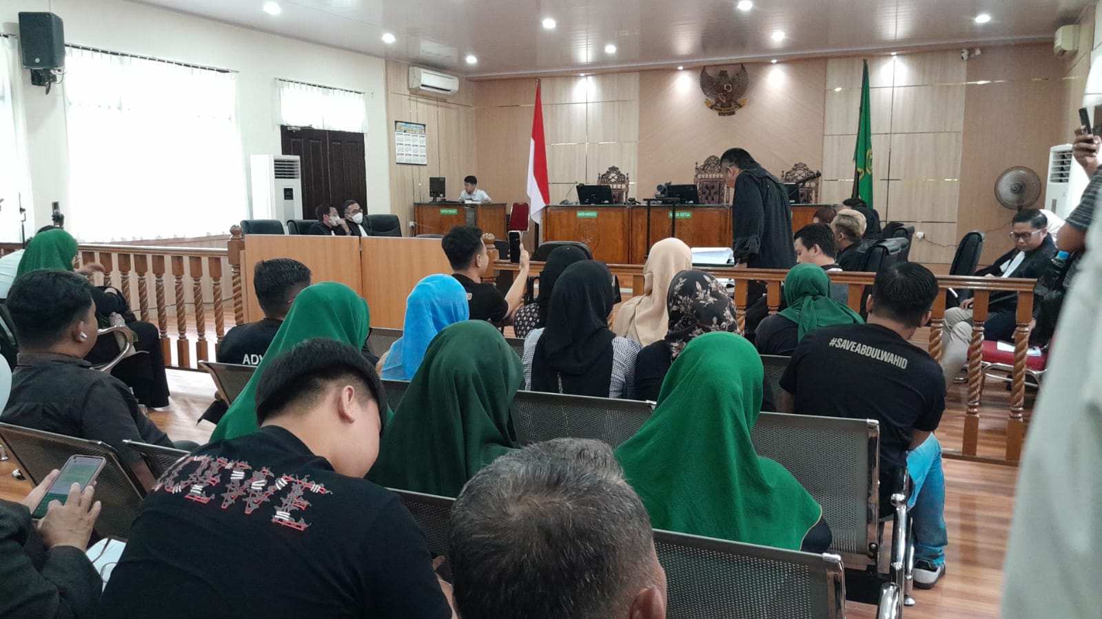 Henny Sasmita Hadiri Sidang Lanjutan, Beri Dukungan Untuk Sang Suami