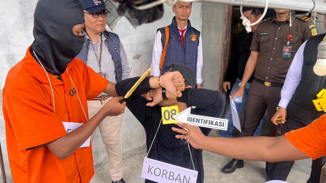 Rekonstruksi Ungkap Tewasnya Pengusaha Karet di Bengkalis, Ditebas Berkali-kali