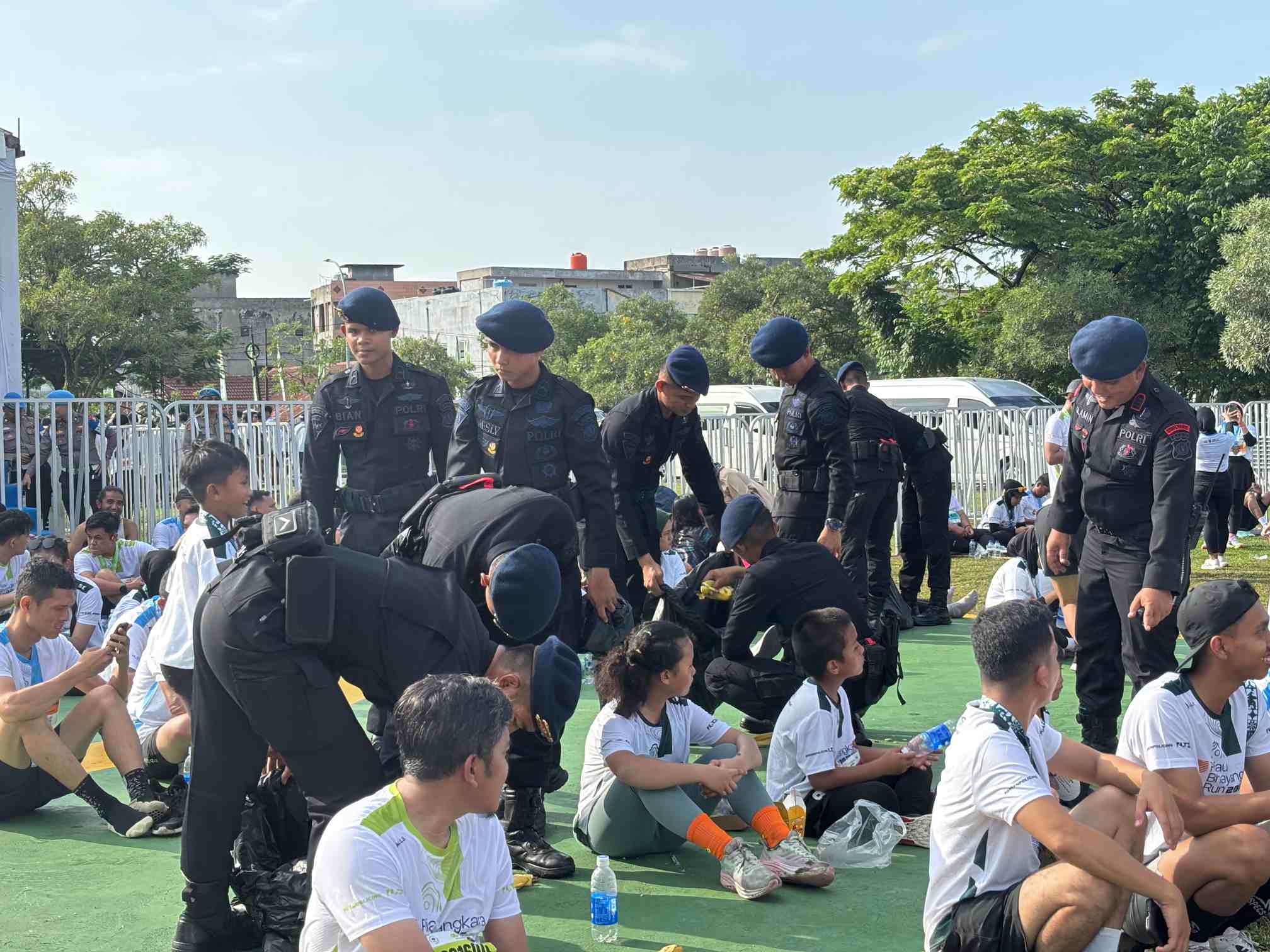 Brimob Polda Riau Bersihkan Sampah Usai Amankan Riau Bhayangkara Run 2026
