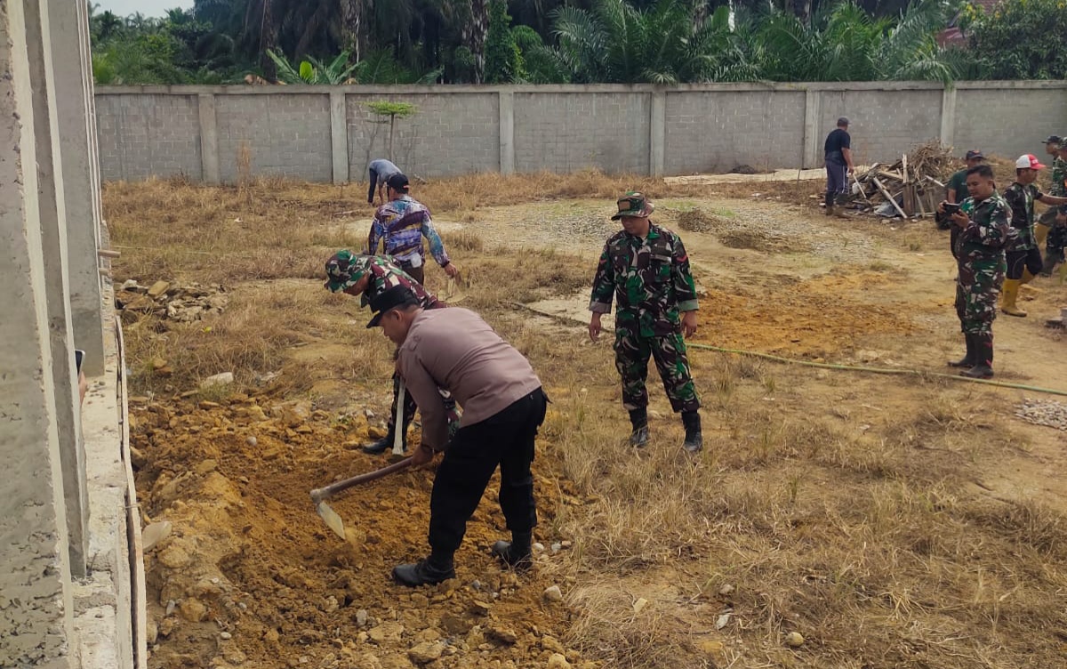 TNI-Polri dan Warga di Rohil Gotong Royong Dukung Program Zero Waste