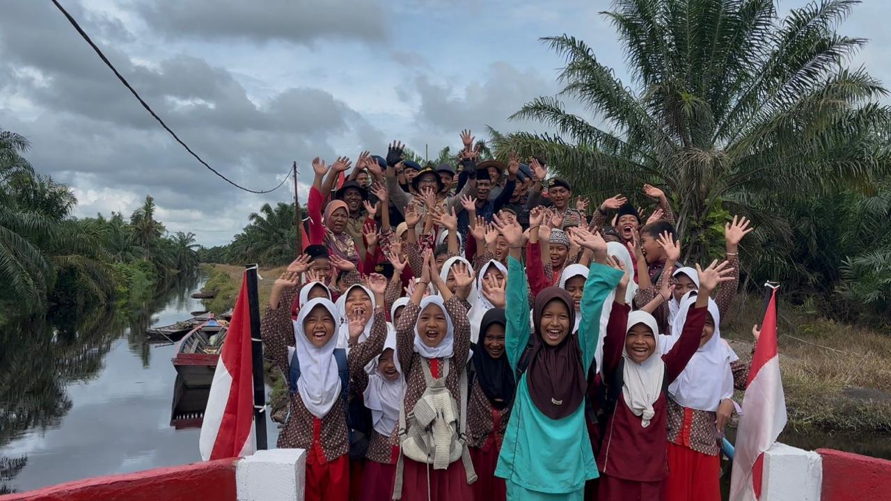 Akses Pendidikan Warga Sinaboi Kini Lebih Aman, Brimob Polda Riau Bangun Jembatan Presisi