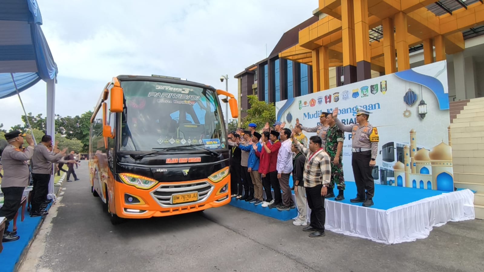 Polda Riau Lepas Mudik Gratis, 160 Pemudik Diberangkatkan ke Sumbar dan Sumut